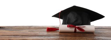 Mezuniyet şapkası ve diploması ahşap masa üzerinde beyaz arkaplan, metin için boşluk
