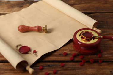 Eski kağıt parşömen, mühür ve balmumu parçaları ahşap masa, yakın plan