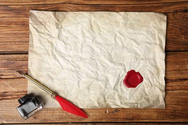 Eski kağıt parşömen, balmumu mühür, mürekkep hokkası ve tahta masa üzerinde dolmakalem, düz yatıyordu. Metin için boşluk