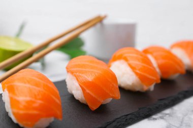 Somon balıklı lezzetli nigiri suşi, yakın plan.