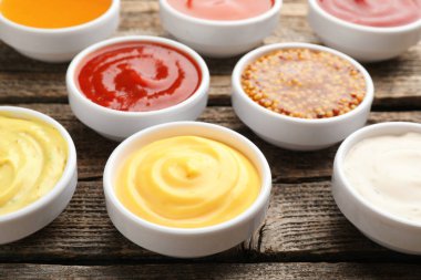 Tahta masada farklı soslar, yakın plan.