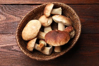 Tahta masada sepetin içinde taze porcini mantarları.