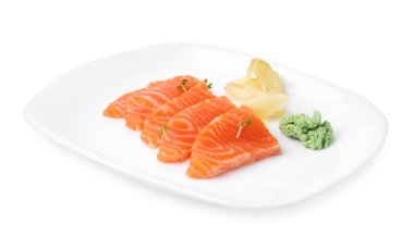 Mikro yeşillikli taze somon balığı, wasabi ve zencefil beyaz üzerine izole edilmiş.