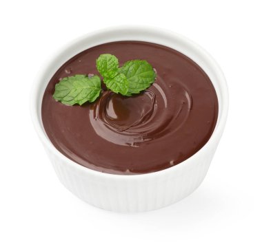 Erimiş çikolata ve nane şekeri, beyazda izole edilmiş.