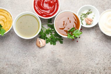 Farklı soslar, baharatlar ve bitkiler açık masa, düz yatak. Metin için boşluk