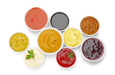 Farklı soslar, beyaz tabaklarda izole edilmiş, üst manzara.