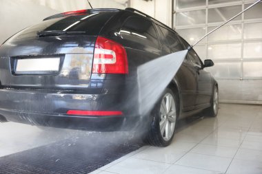 Araba yıkamada yüksek basınçlı su jeti ile oto yıkama, yakın çekim.