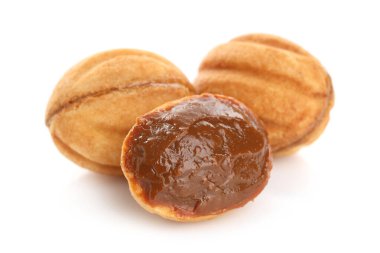 Lezzetli fındık şekilli kurabiyeler haşlanmış konsantre süt beyaz üzerinde izole edilmiş.