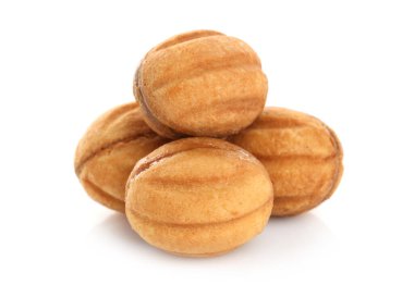 Lezzetli fındık şekilli kurabiyeler haşlanmış konsantre süt beyaz üzerinde izole edilmiş.