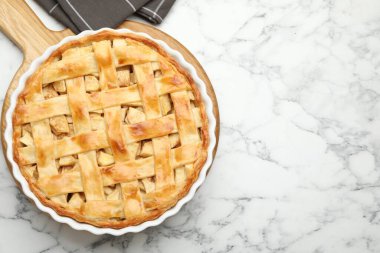 Beyaz mermer masa üzerinde nefis ev yapımı elmalı turta, üst manzara. Metin için boşluk