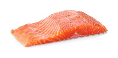 Somon fileto parçası beyaza izole edilmiş.