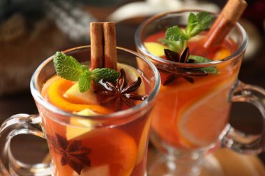 Ahşap masada meyveli içecek, yakın plan. Noel sezonu