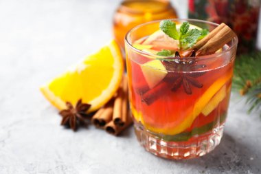 Lezzetli punç içeceği ve baharatlar masanın üzerinde, yazı için yeri olan yakın plan. Noel sezonu