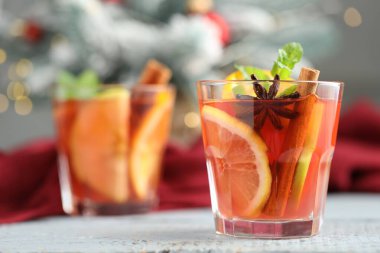 Beyaz ahşap masada gözlüklü, arka planda bulanık ışıklı, mesaj için yeri olan kokteyl içeceği. Bokeh etkisi