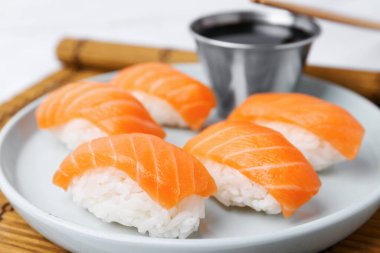 Somon ve soya soslu enfes nigiri suşi, yakın plan.