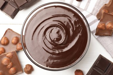 Erimiş çikolata ve fındıklı beyaz ahşap masa, düz yatıyordu.