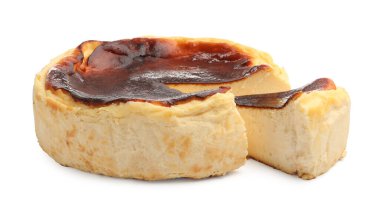 Lezzetli Bask peynirli keki parçaları beyaza izole edilmiş.