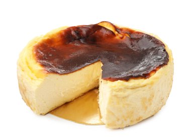 Lezzetli bir parça Bask peynirli keki beyaza izole edilmiş.