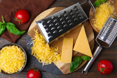 Tahta masada rendelenmiş peynir, rendelenmiş domates ve fesleğen.