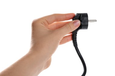 Beyaz arka planda fişi olan bir kadın, yakın plan.