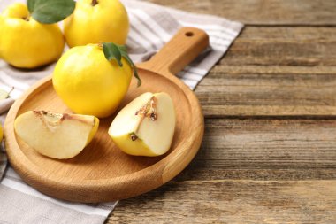 Ahşap masanın üzerinde tam ve olgun bıldırcınlar, yakın plan. Metin için boşluk