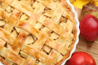 Ev yapımı elmalı turta ve sarı arka planda elmalı turta.