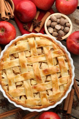 Lezzetli ev yapımı elmalı turta ve ahşap masadaki malzemeler.