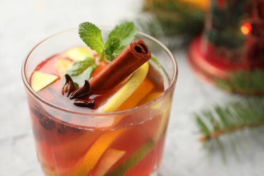 Işık masasında güzel bir kokteyl, yakın plan. Noel sezonu