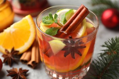 Lezzetli punç içeceği ve baharatlar masanın üzerinde, yakın plan. Noel sezonu