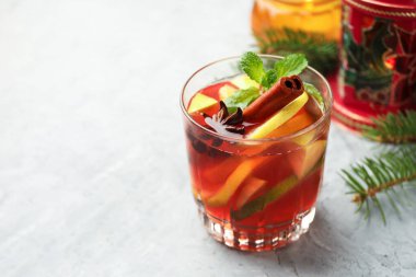 Işık masasında güzel bir kokteyl, boşluk veya mesajla yakın çekim. Noel sezonu