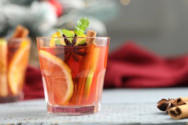 Beyaz ahşap masada cam ve baharatlı kokteyl, yakın plan. Metin için boşluk