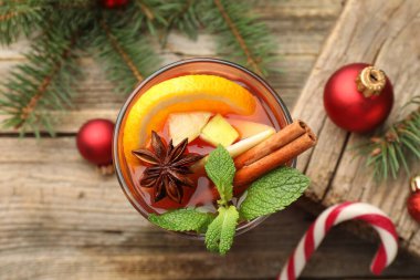 Cam, baharat ve Noel süsleri içinde nefis punç içecekler ahşap masa, düz uzanma