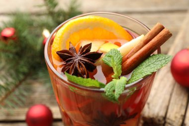 Bardakta, baharatta ve Noel dekorunda kokteyl, yakın plan.