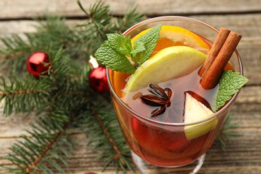 Bardakta kokteyl, baharat ve Noel süsü, ahşap masada, yakın plan. Metin için boşluk