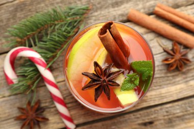 Cam, baharat ve Noel süsleri içinde nefis punç içecekler ahşap masa, düz uzanma