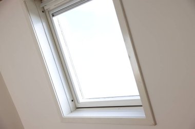 İçerideki eğimli tavan penceresi, düşük açı.