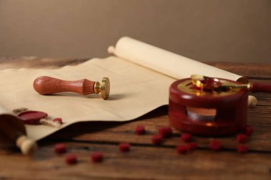 Eski kağıt parşömen, mühür ve balmumu parçaları ahşap masa, yakın plan