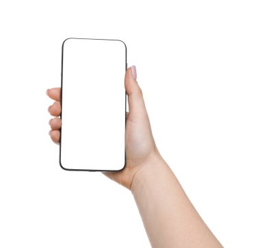 Beyaz arkaplanda boş ekranlı akıllı telefonu tutan kadın, yakın plan
