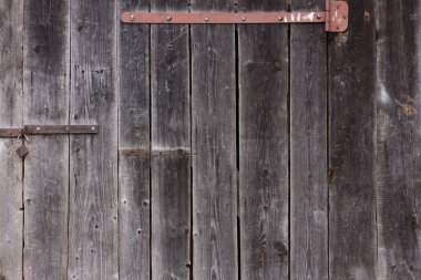Arka planda asma kilit olan ahşap kapı dokusu, yakın plan