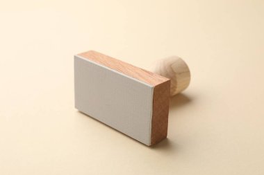 Bej arka planda bir tahta damga, yakın plan.