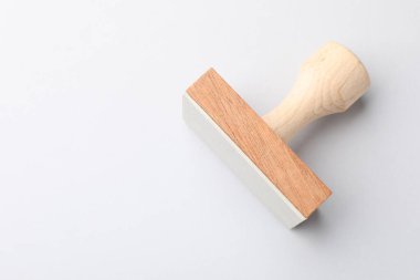 Beyaz arka planda bir tahta damga, üst manzara. Metin için boşluk