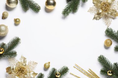 Köknar ağacı dalları ve beyaz arka planda Noel dekoru. Metin için boşluk