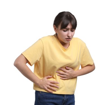 Beyaz arka planda karın ağrısı ve bulantı çeken genç bir kadın.