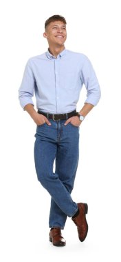 Beyaz arka planda şık kotlu yakışıklı bir genç.