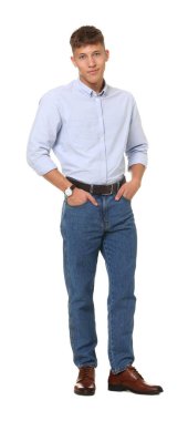 Beyaz arka planda şık kotlu yakışıklı bir genç.