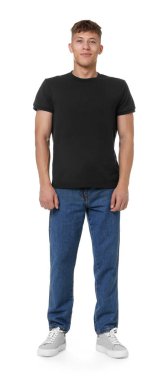 Beyaz arka planda şık kotlu yakışıklı bir genç.