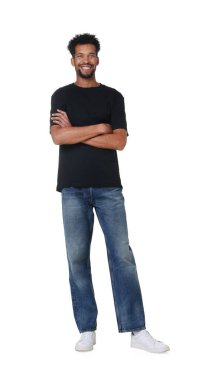 Beyaz arka planda şık kot giyen mutlu bir adam.