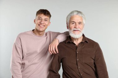 Açık gri arka planda baba ve oğulun portresi