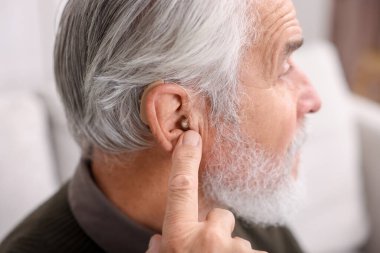 İşitme cihazı evde, closeup ile komuta sizde