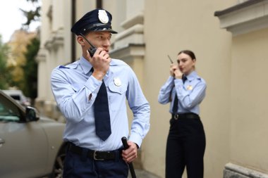 Polis memurları radyoda konuşuyor, seçici odaklanma.